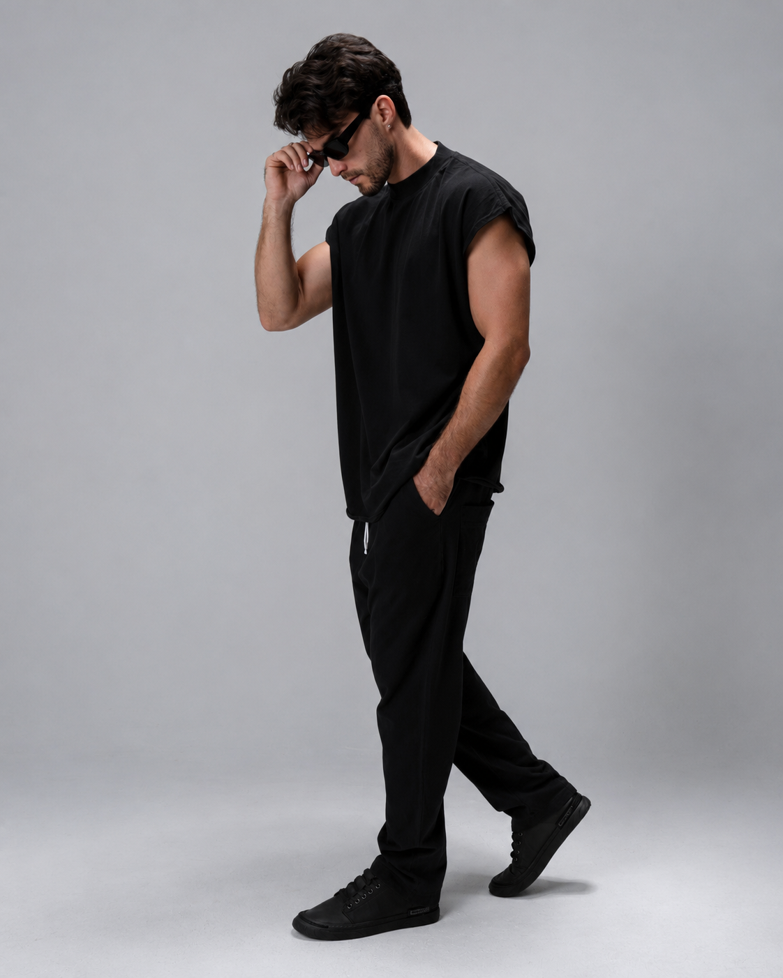 Pants with white drawstring in Black