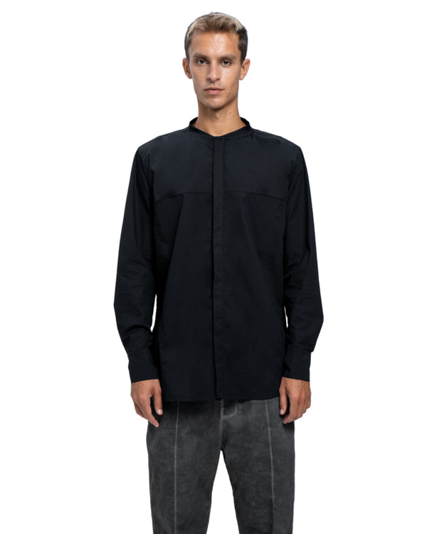 Arma button up shirt made from durable stretchy cotton. Two front pockets on the chest, decorated with banded collar.