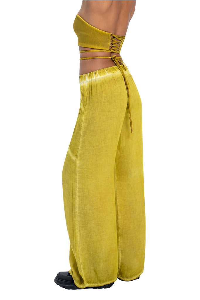 Wide pants in yellow