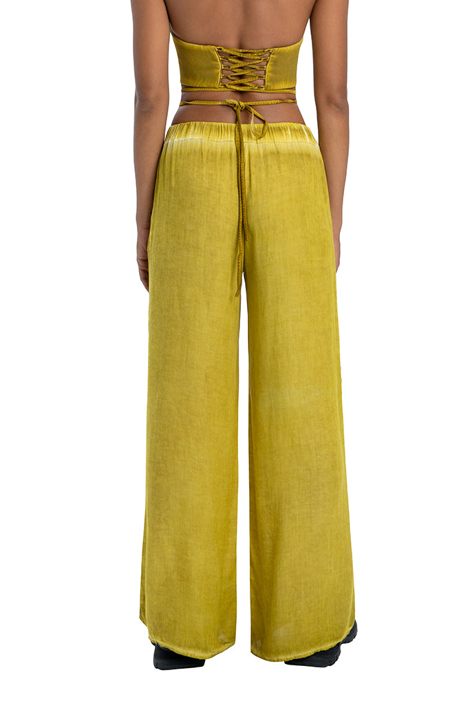 Wide pants in yellow